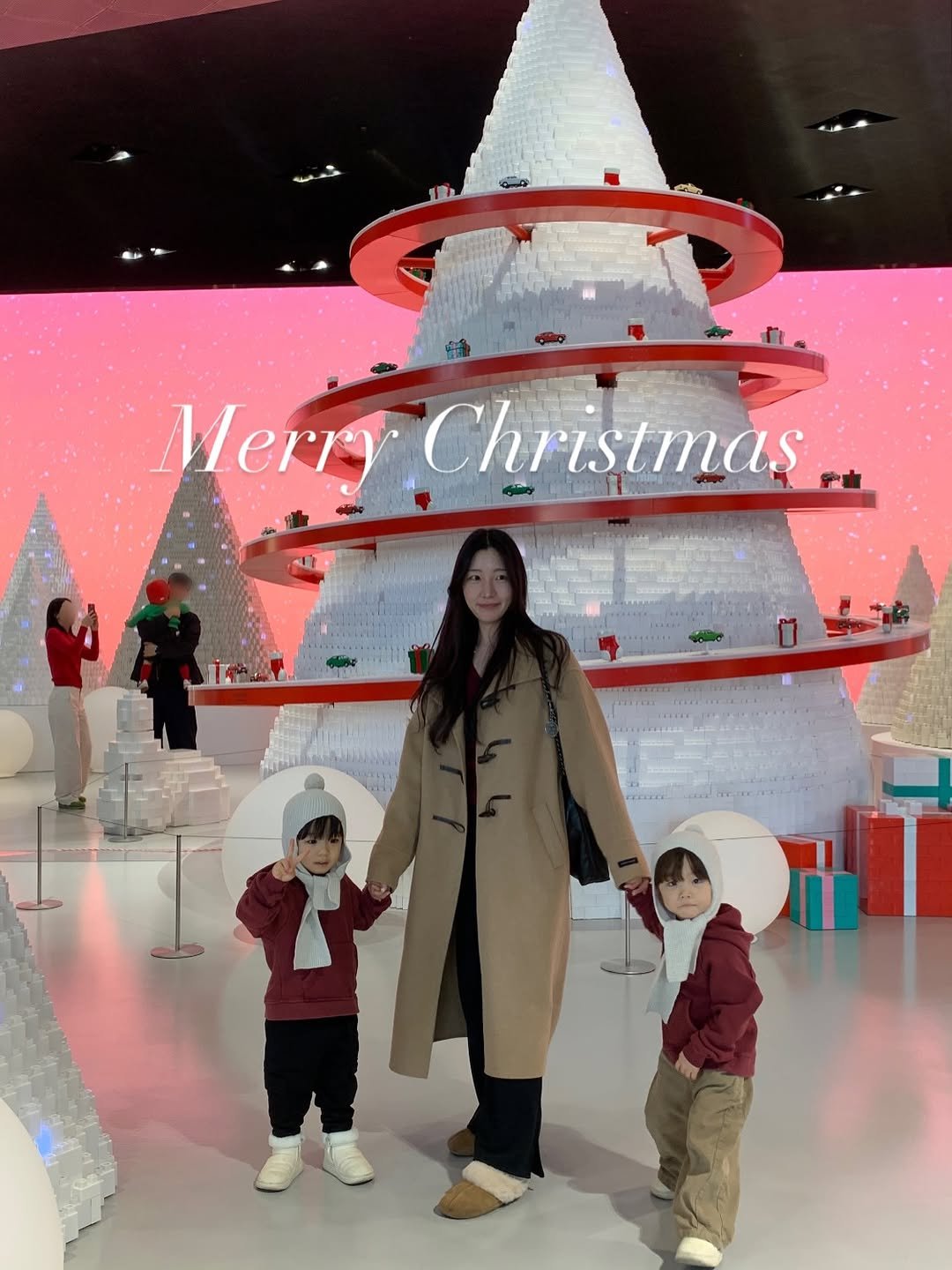 Photo by 💍 ＋👶🏻👶🏻 on December 25, 2025. May be an image of standing, duffle coat, christmas tree, snowsuit, snowman and text that says 'Merr Christmas'.