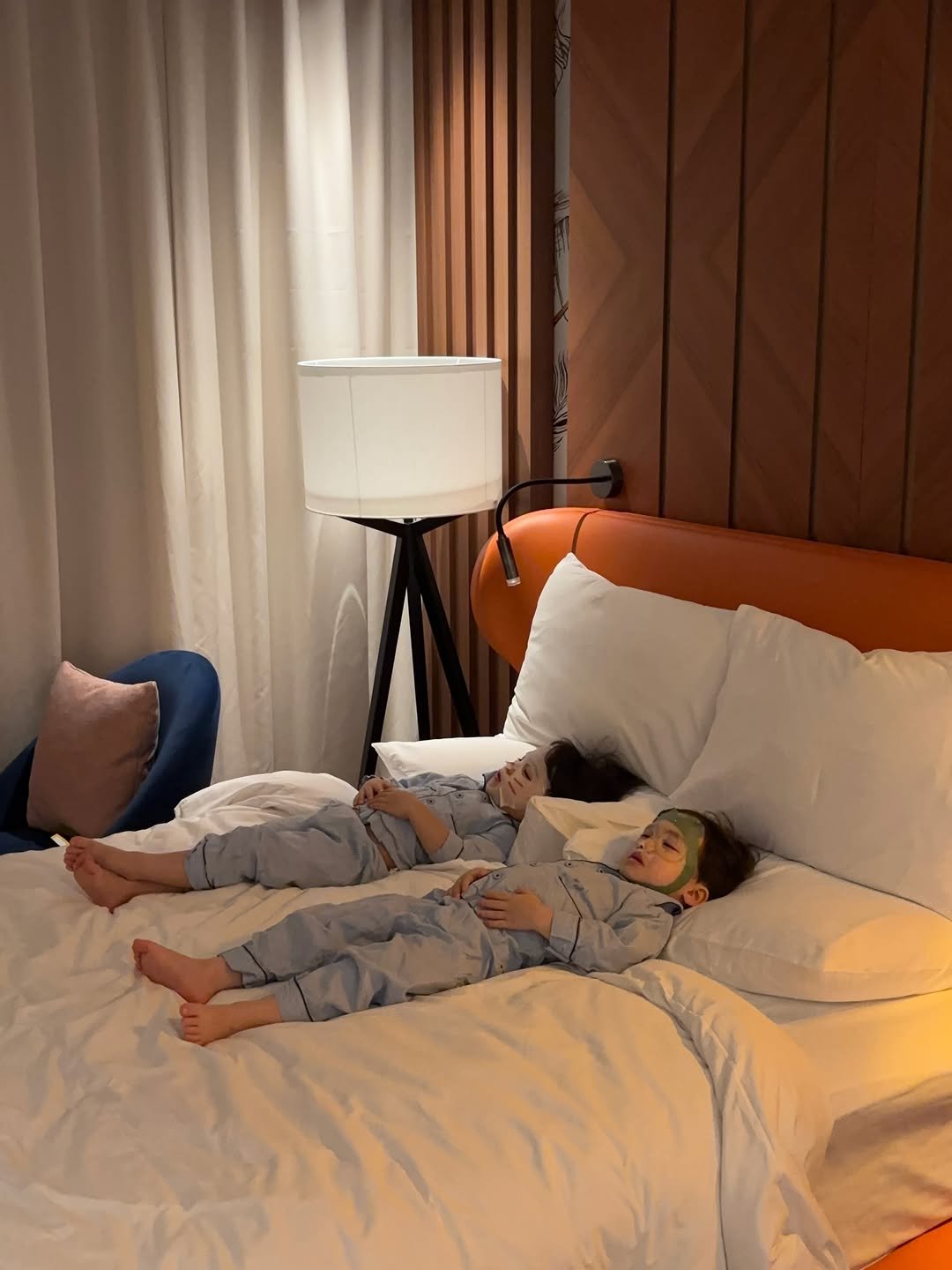 Photo by 💍 ＋👶🏻👶🏻 on November 24, 2025. May be an image of child, sleeping, sleepwear, headboard, bed, mattress, bedroom and text.