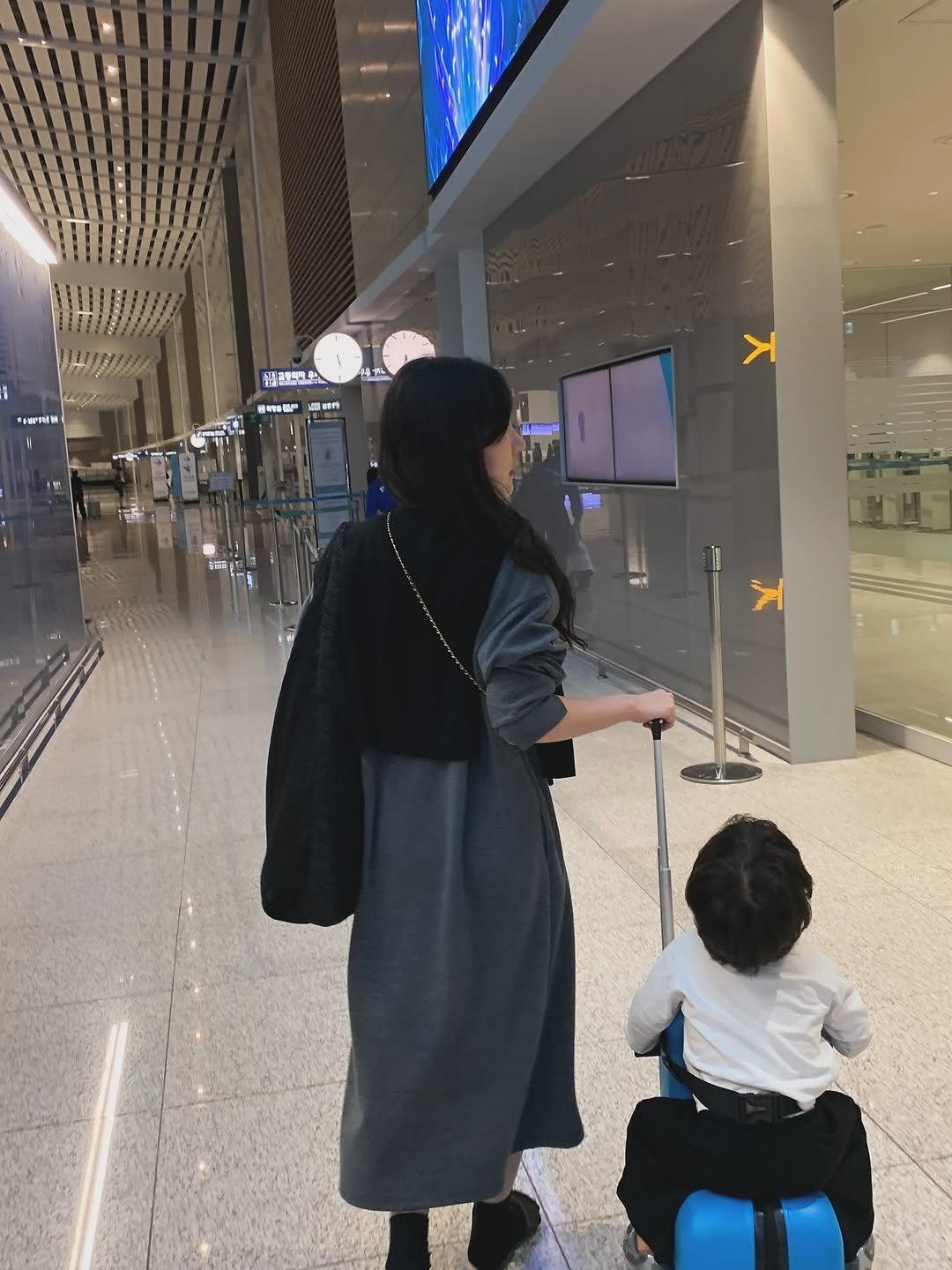 Photo by 💍 ＋👶🏻👶🏻 on September 12, 2025. May be an image of 2 people, baby, people standing, sling, wheelchair and text.