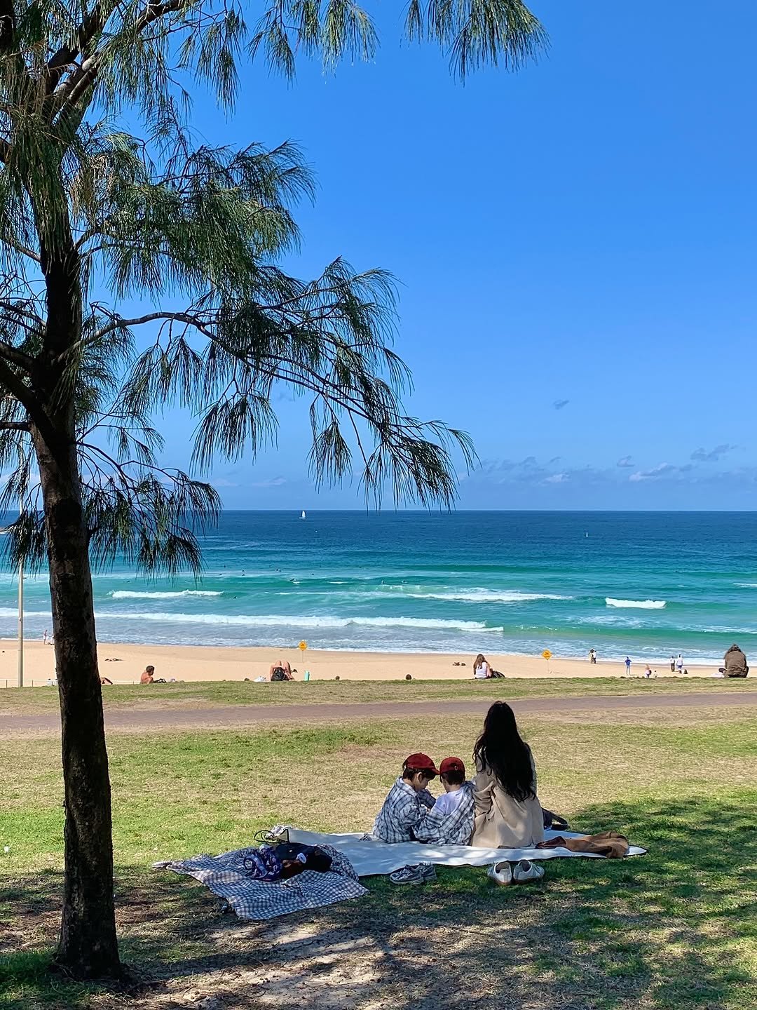 Photo by 💍 ＋👶🏻👶🏻 on September 22, 2025. May be an image of 6 people, deck chair, beach, ocean, picnic and text.