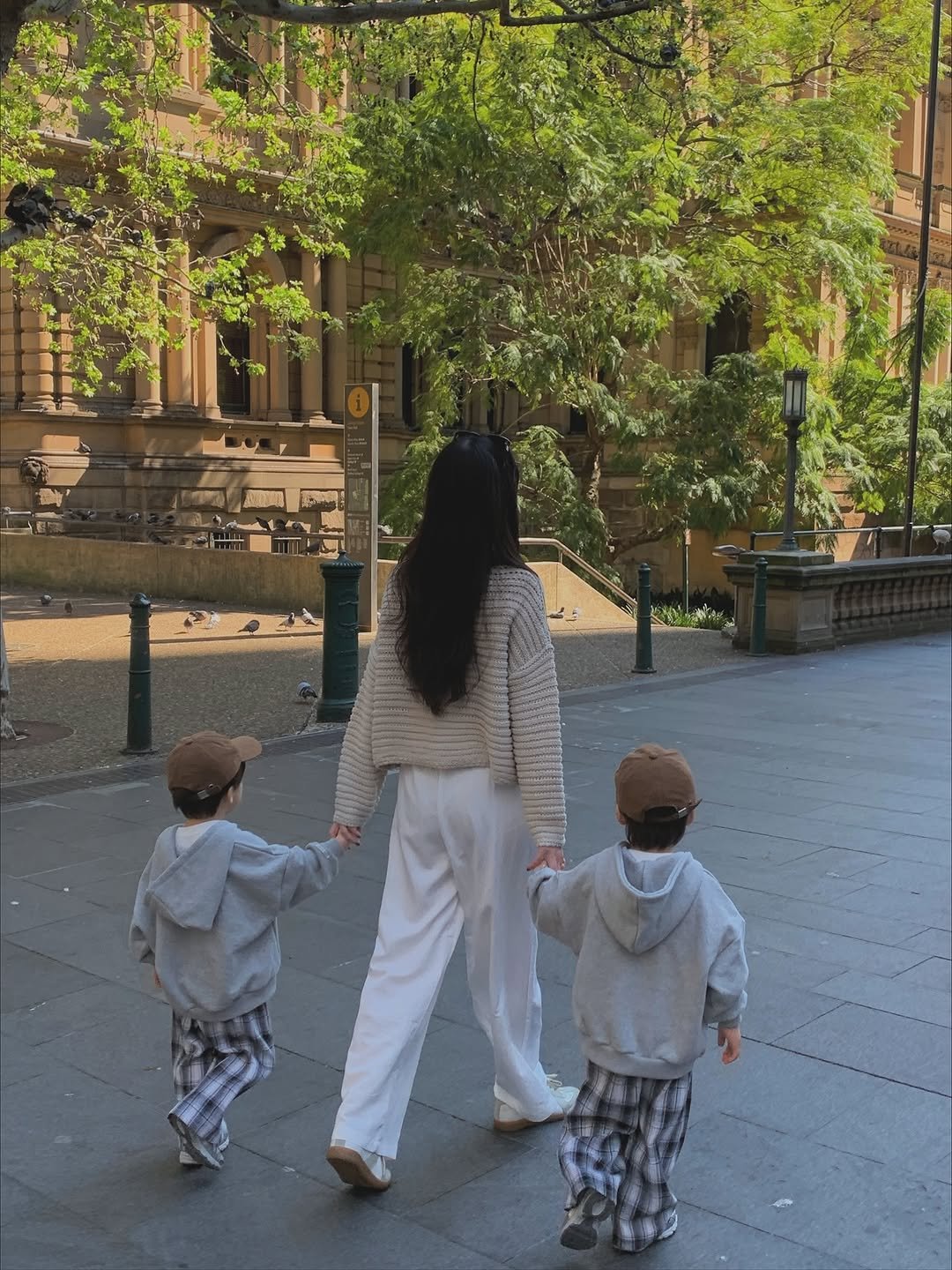 Photo by 💍 ＋👶🏻👶🏻 on September 21, 2025. May be an image of 3 people, baby, people standing, sweatsuit, park and text.