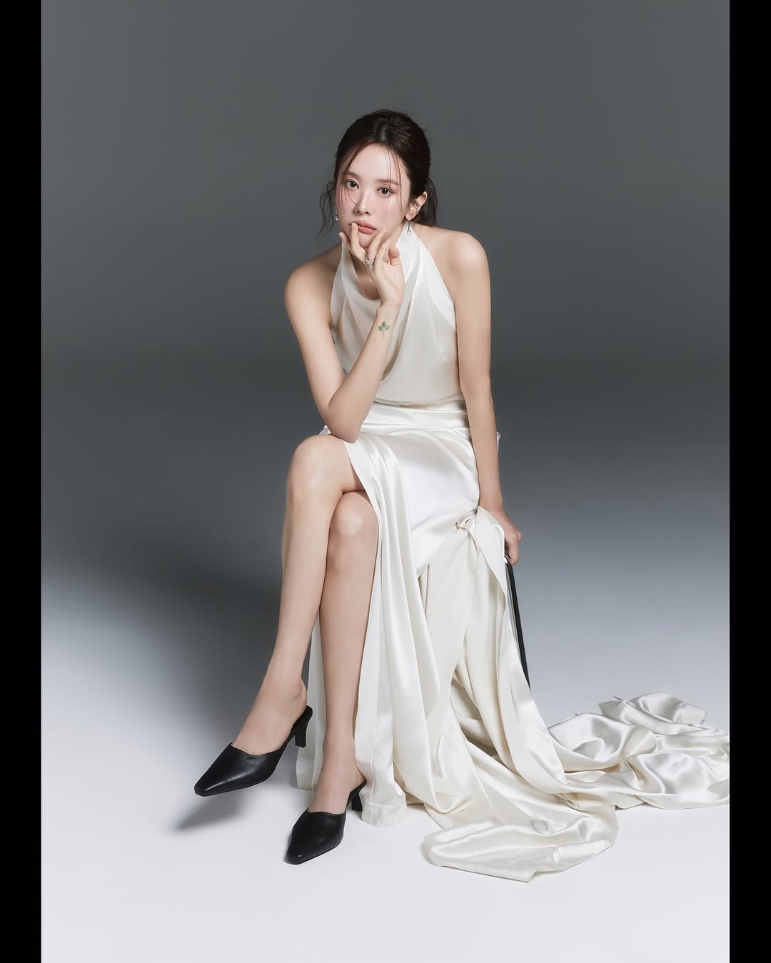 Photo shared by 해피림 메이크업 혜림쌤 on February 05, 2025 tagging @xee_ex, @0juuu_s2, @hyesoo__min, @_ye_bin__, @daily_instag, @kaylabennet_official, @out_of_label, @efot_shop, @aplomb_official, @studio__ive, @kaylabennet_bride_official, and @ive_heez.