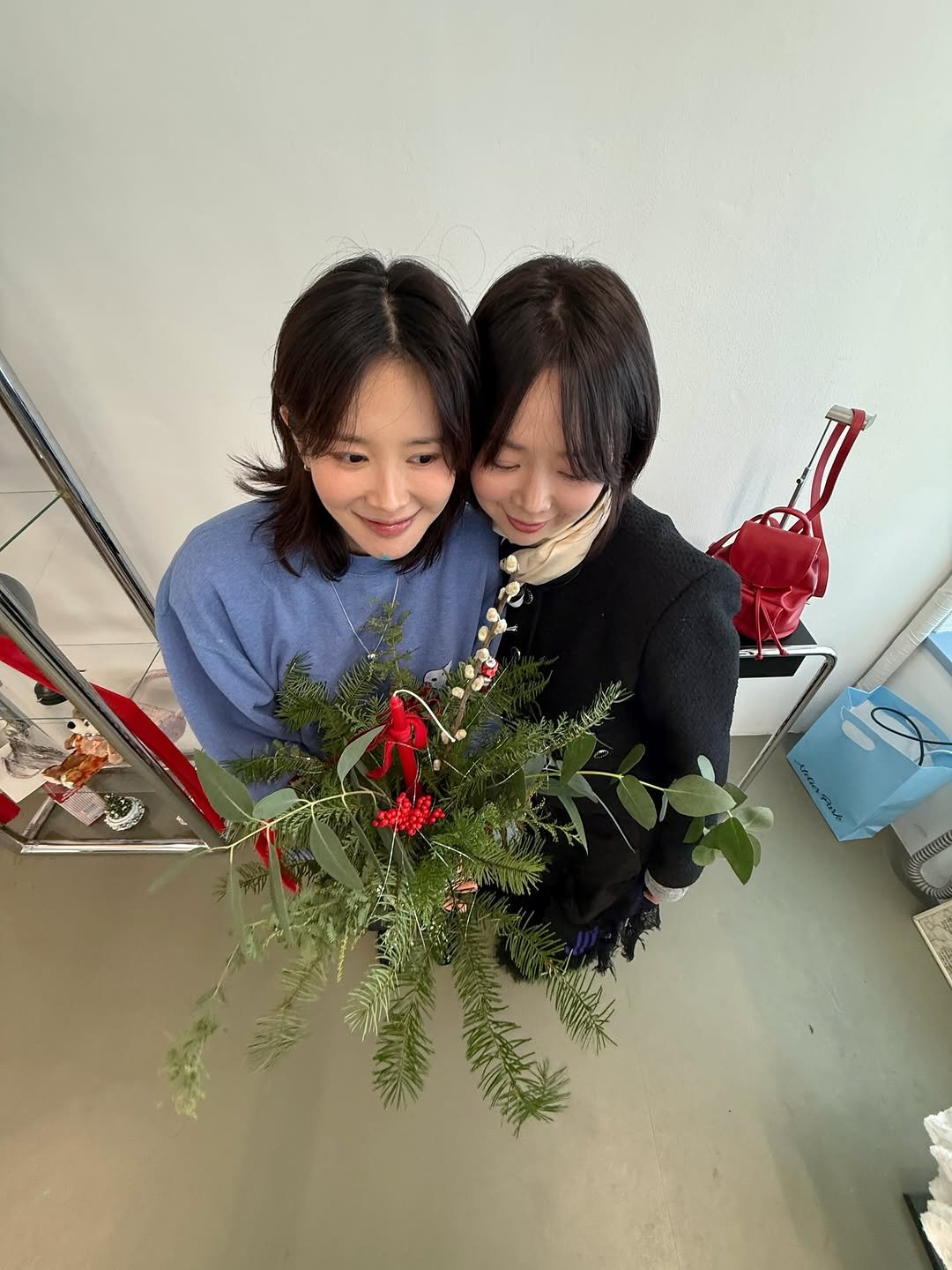 Photo shared by 해피림 메이크업 혜림쌤 on December 21, 2025 tagging @atelier_hyeonju. May be an image of flower arrangement, prairie gentian, baby's-breath, peony, ivy and text.
