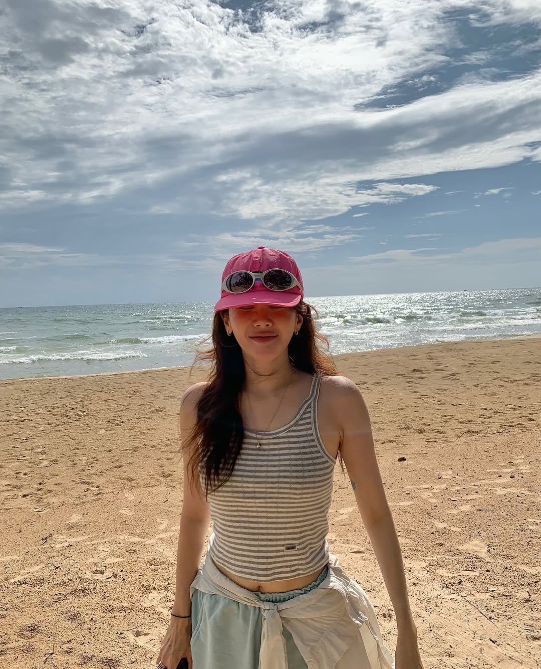 Photo by 해피림 메이크업 혜림쌤 on July 15, 2025. May be an image of 1 person, hat, ocean, beach and text.