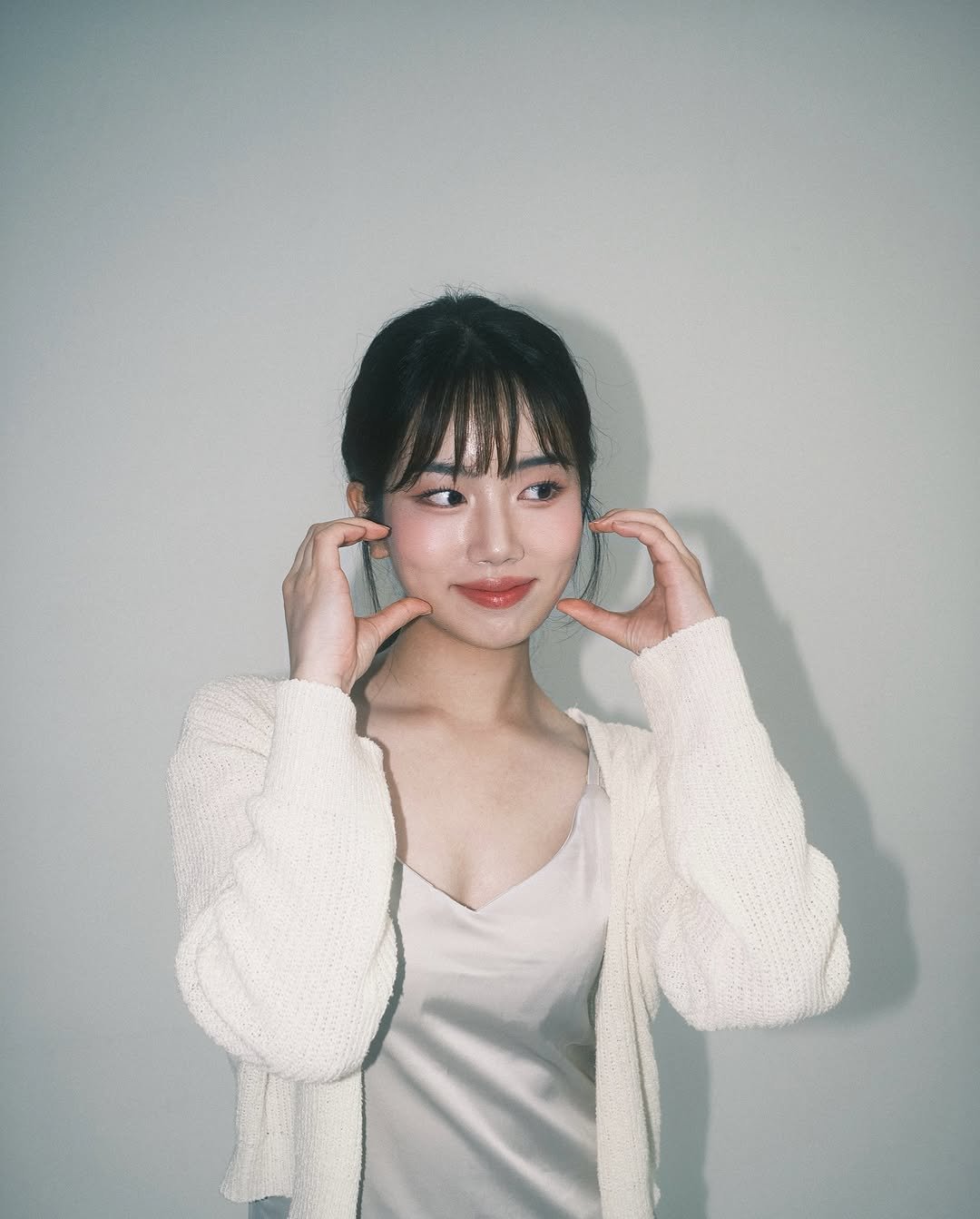 Photo by 우쥬 | 뷰티 • 패션 • 자기관리 on September 26, 2025. May be an image of 1 person, bangs, makeup, sleepwear, top, turtleneck and text.