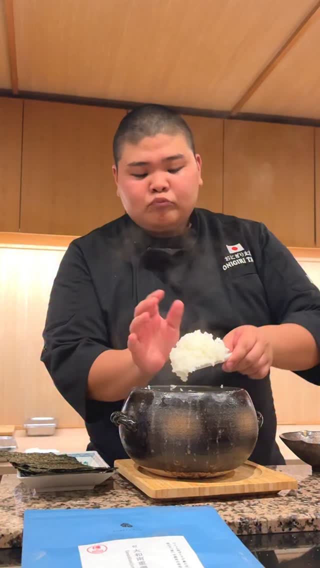 harapeko_jpn 게시물 이미지: 世界一のおにぎりと称される「おにぎり太郎」

炊き立ての土鍋ごはんから湯気を上げるお米を「あっ...