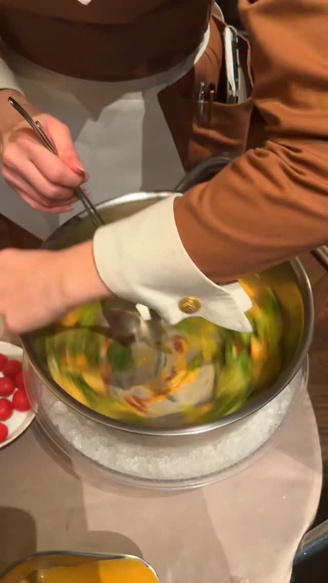 harapeko_jpn 게시물 이미지: 【圧巻】高速回転のスピニングボウルサラダが美しすぎる。
店名：ロウリーズ・ザ・プライムリブ...