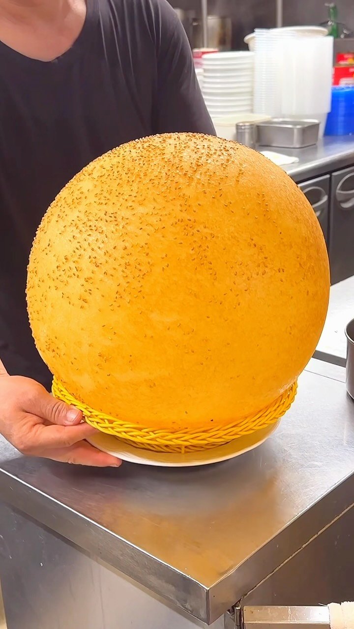 harapeko_jpn 게시물 이미지: 40cmオーバーの超特大ゴマ団子
店名：麻辣大学
最寄り駅：上野駅（東京）

油の温度や回すス...