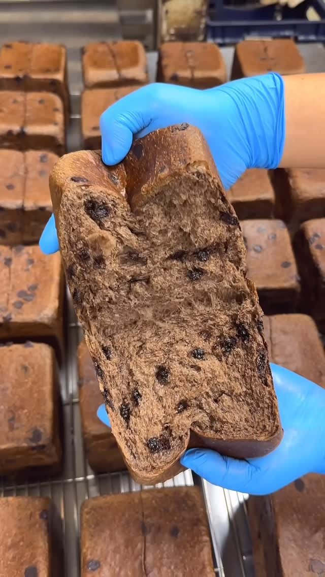 harapeko_jpn 게시물 이미지: チョコを練り込みすぎた禁断のパン
店名：嵜本ベーカリー
最寄り駅：難波駅（大阪）

チョコレー...