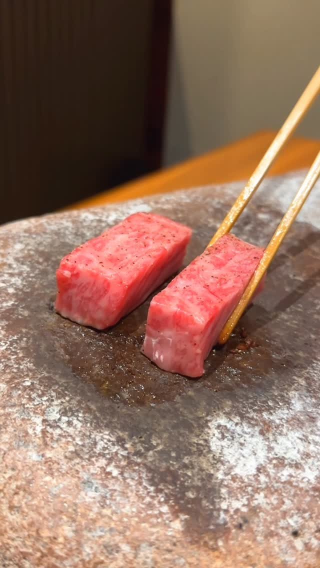 harapeko_jpn 게시물 이미지: 400度の高温天然石で焼き上げる極上ステーキ。
店名：横浜...