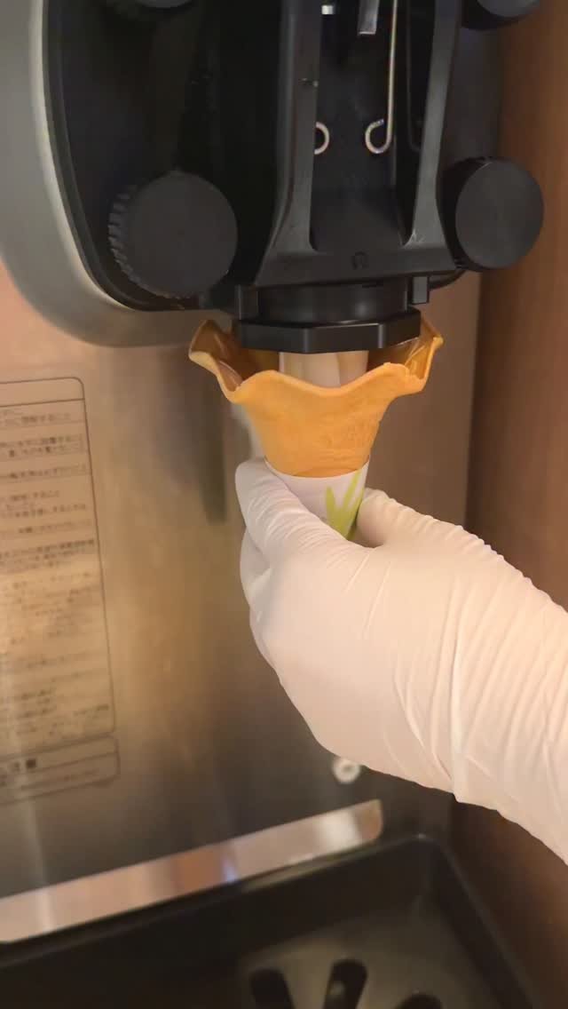 harapeko_jpn 게시물 이미지: はちみつたっぷりの絶品ソフトクリーム🍦
店名：あきばちさん

秋葉原のビル屋上で養蜂された蜂蜜...