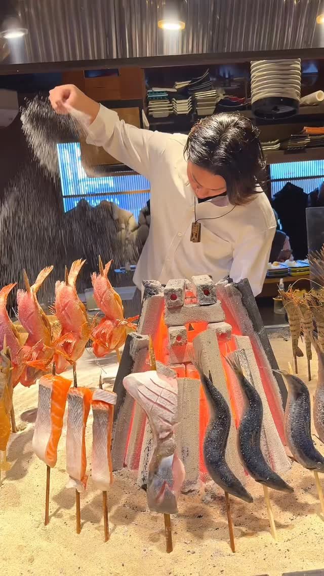 harapeko_jpn 게시물 이미지: 炭火×原始焼き…塩加減が完璧すぎる海鮮！
店名：むさし坐
最寄り駅：天神南駅（福岡）

福岡・...