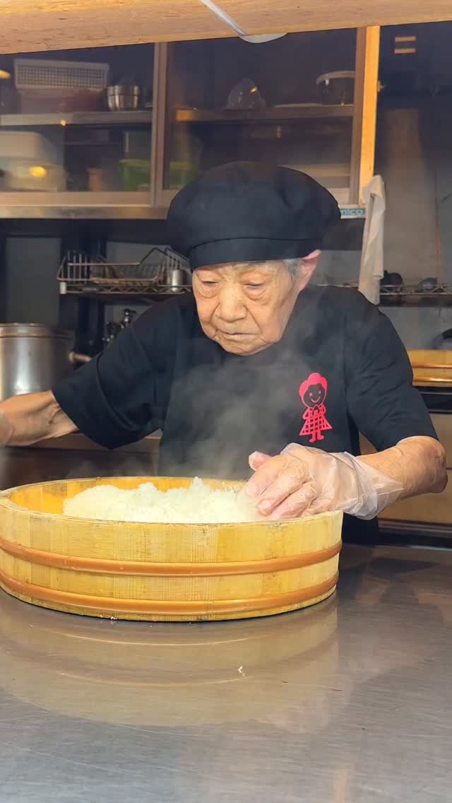 harapeko_jpn 게시물 이미지: 82歳のおばあちゃんが50年以上握り続ける絶品おむすび🍙
店名：おむすび　てしま
最寄り駅：仙...