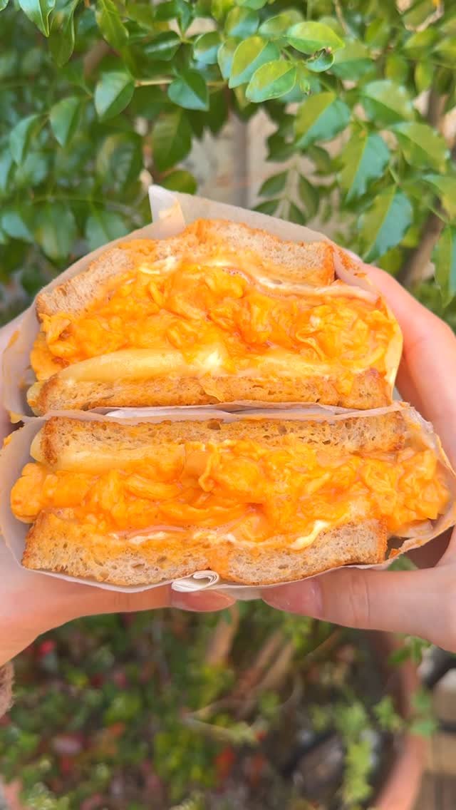 harapeko_jpn 게시물 이미지: 大量の卵を使った超ふわとろオムレツサンド！
店名：SUNDOWNER...