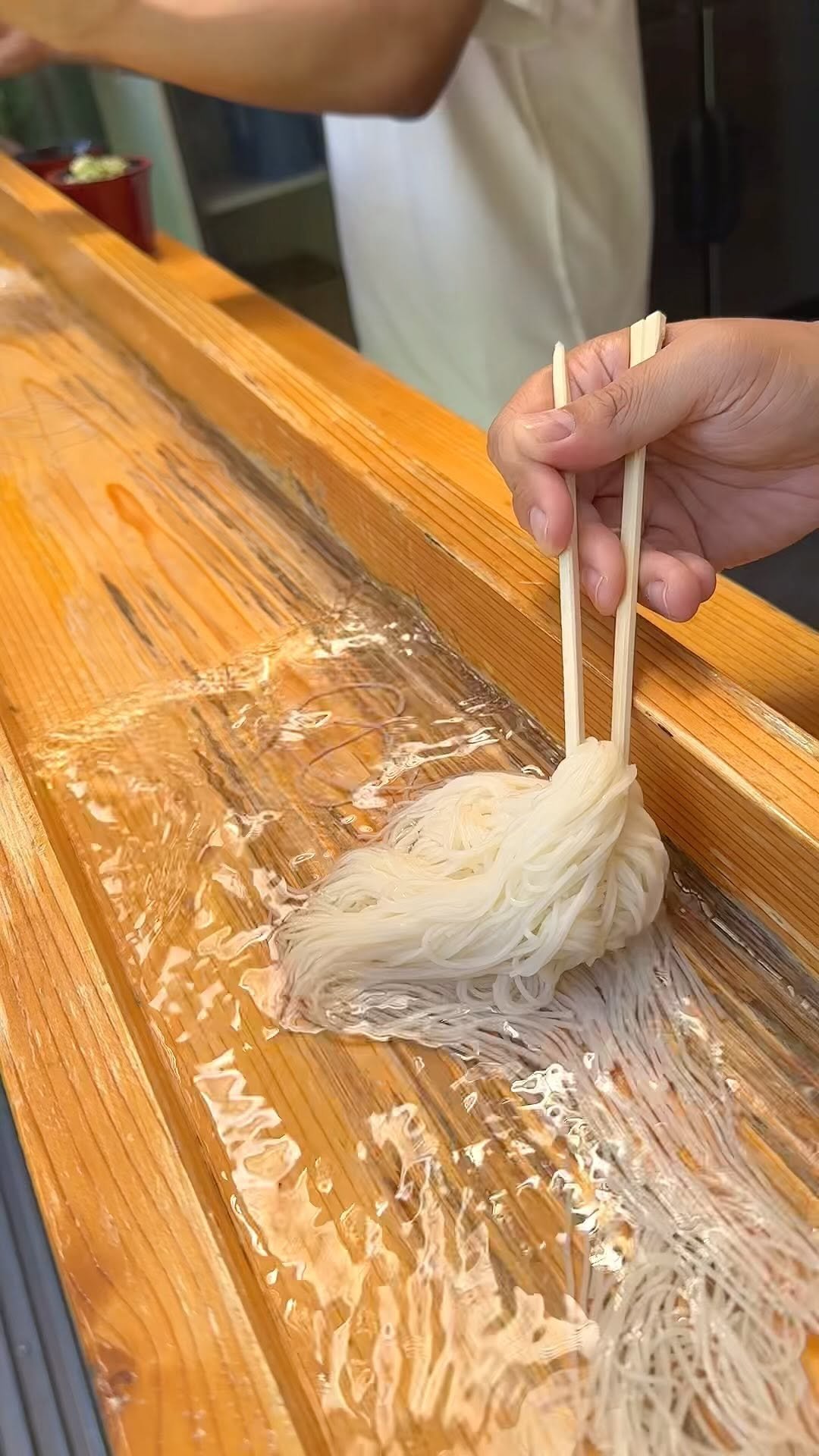 harapeko_jpn 게시물 이미지: 山奥の秘境で食べる流しそうめんが最高！
店名：不動滝ひろづき

流しそうめんはほどよいコシがあ...
