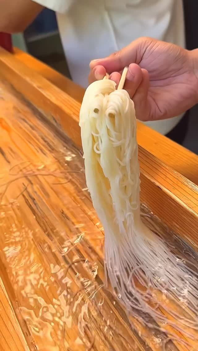 harapeko_jpn 게시물 이미지: 山奥の秘境で食べる流しそうめん！
店名：不動滝ひろづき

流しそうめんはほどよいコシがあり暑い...
