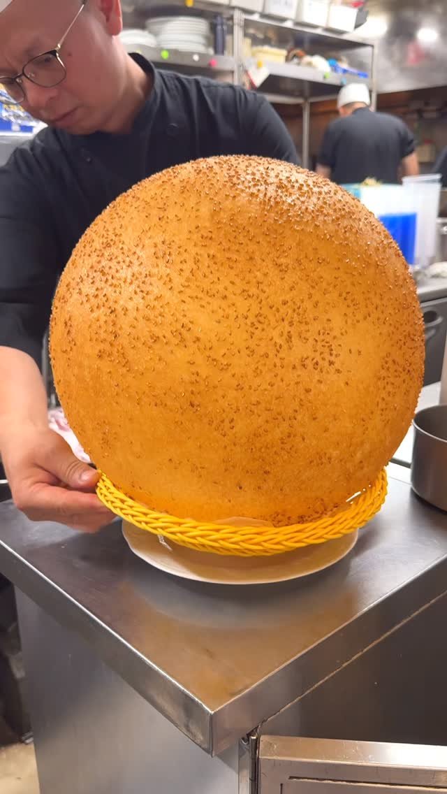 harapeko_jpn 게시물 이미지: 直径40cmオーバーの顔より大きい超特大ゴマ団子
店名：麻辣大学
最寄り駅：上野駅（東京）

...