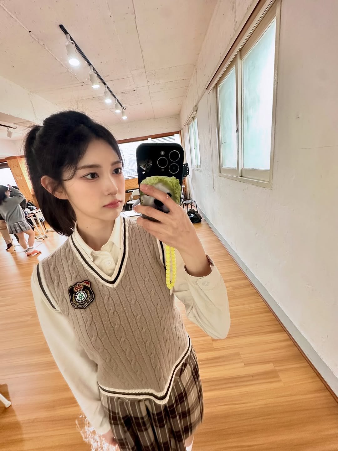 Photo by 최하리 입니다. on March 18, 2026. May be a selfie of one or more people, braids, top, sweater, miniskirt, mirror and text.