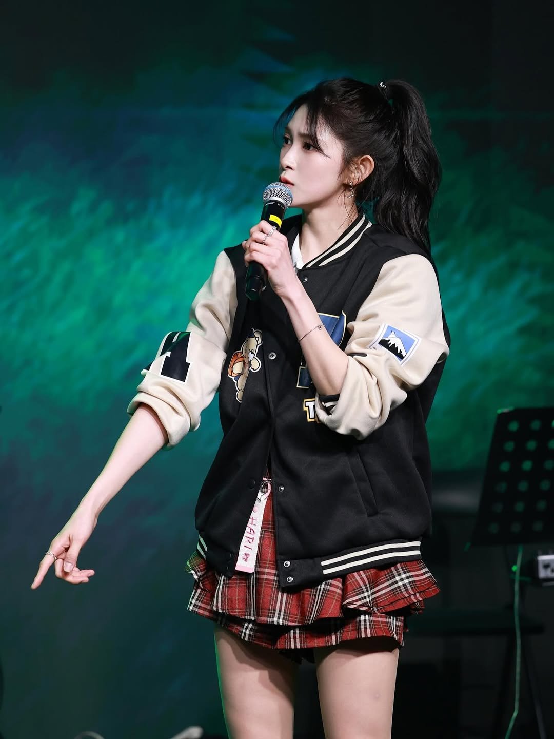 Photo shared by @tntorwh on February 11, 2026 tagging @hari_up_97. May be an image of miniskirt, concert and text that says '無 L T HAP ፈራ'.