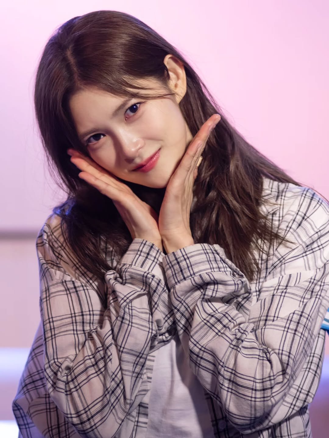 Photo shared by 늙은 돼지 태경 on April 20, 2026 tagging @hari_up_97. May be an image of one or more people, hair, top and text.