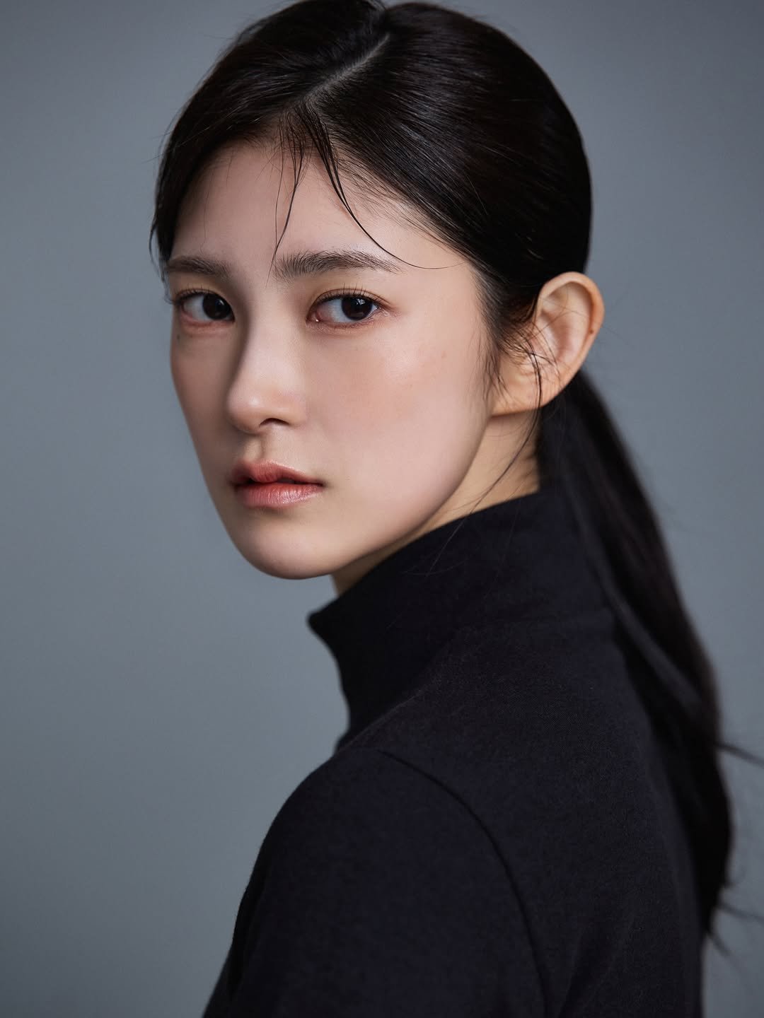 Photo shared by 최하리 입니다. on February 20, 2026 tagging @seowoo_studio, and @studio_seowoo. May be a closeup of one or more people, braids, makeup, turtleneck and text.