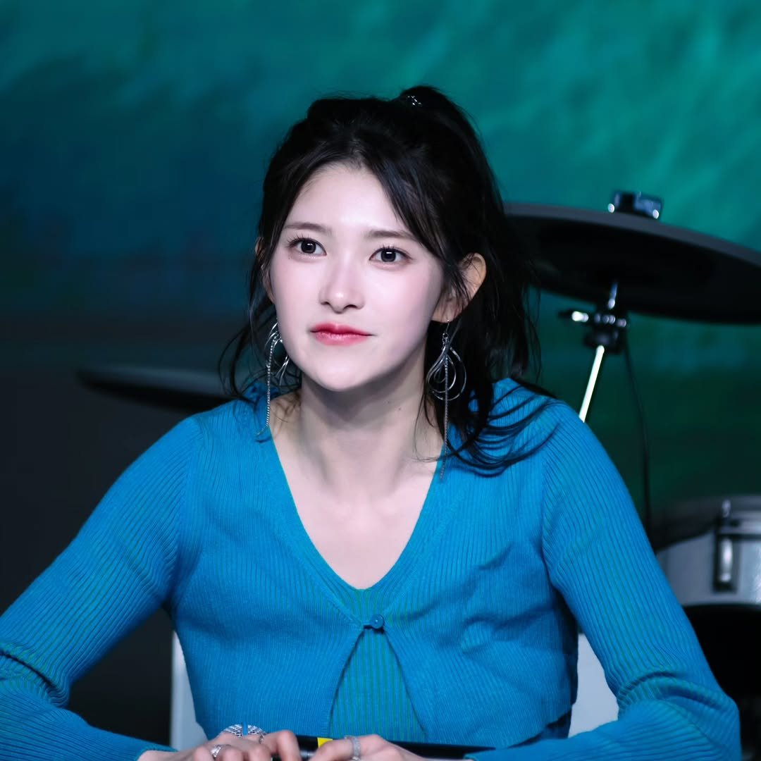 Photo shared by 늙은 돼지 태경 on February 10, 2026 tagging @hari_up_97. May be an image of one or more people, hair and text.