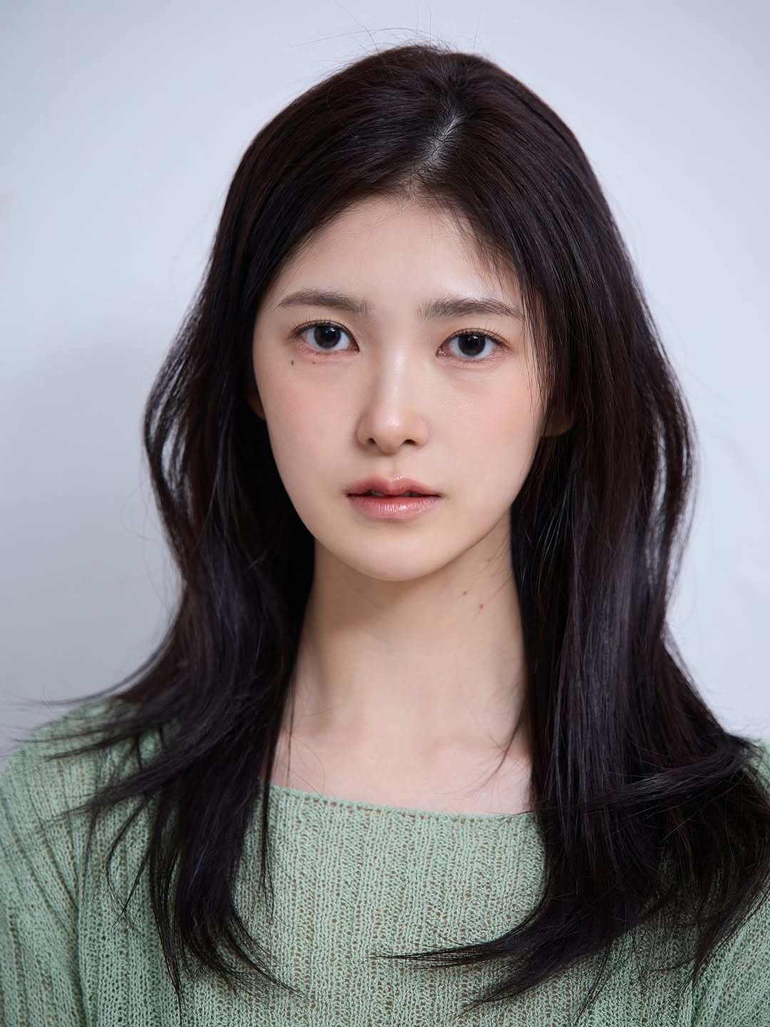 Photo shared by 최하리 입니다. on February 20, 2026 tagging @seowoo_studio, and @studio_seowoo. May be an image of one or more people, braids, makeup and text.