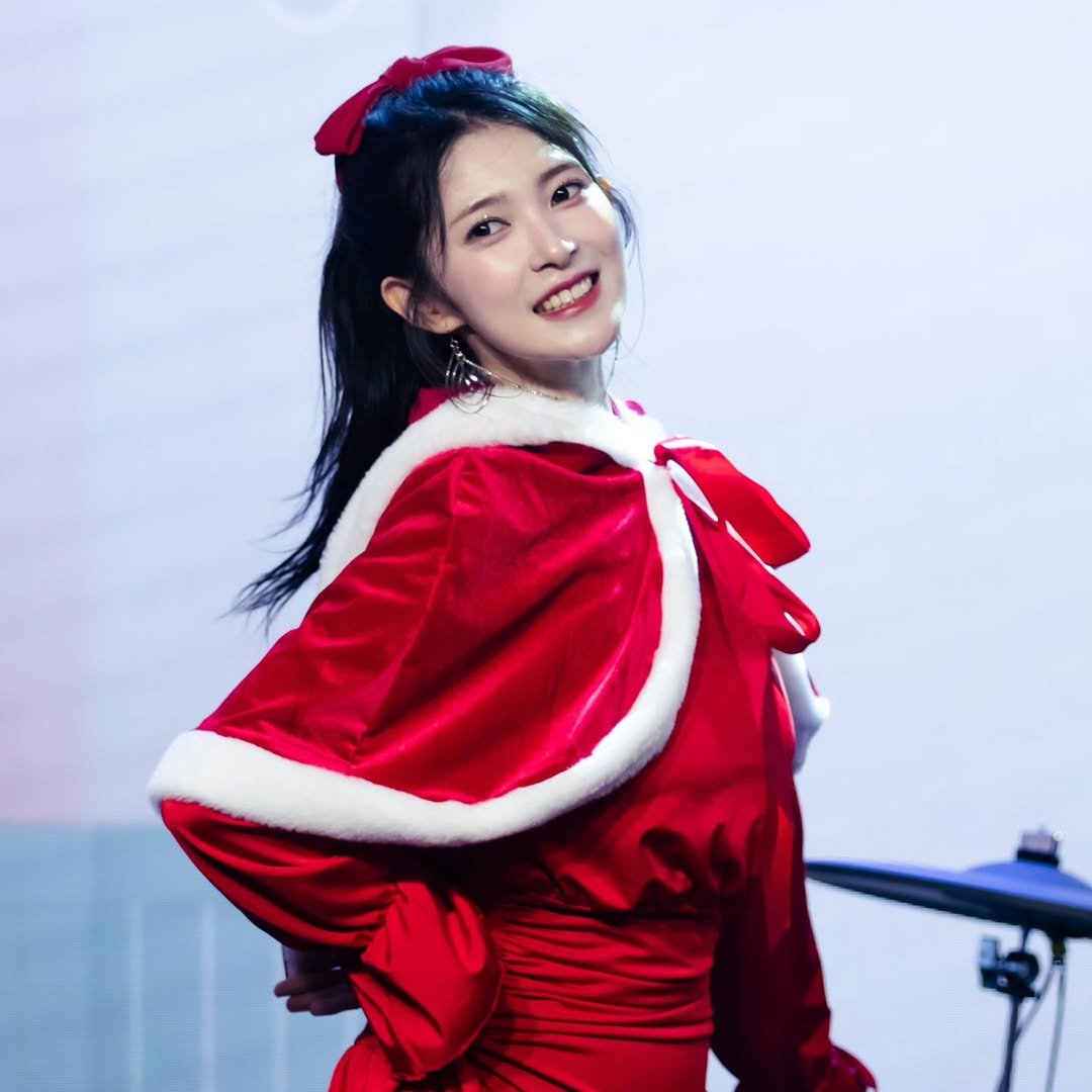 Photo shared by 늙은 돼지 태경 on February 09, 2026 tagging @hari_up_97. May be an image of one or more people, hair, concert and text.