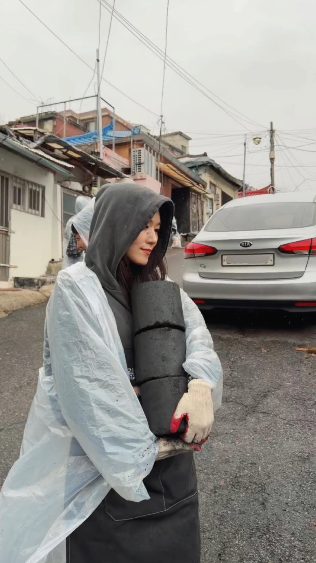 harimi_cook 게시물 이미지: 40대의 패기로 연탄봉사 뿌시기
엄마들은 강하다?
엄마니까 강하다!
뭐 이런 말들...