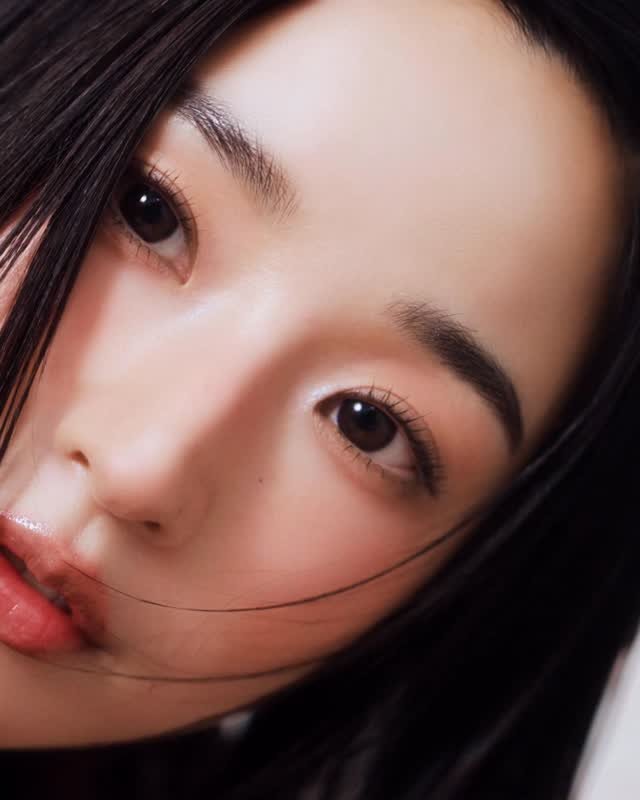 harpersbazaarkorea 게시물 이미지: 품위 있는 여유와 유연함. 토즈 그리고 배우 방효린의 리드미컬한...