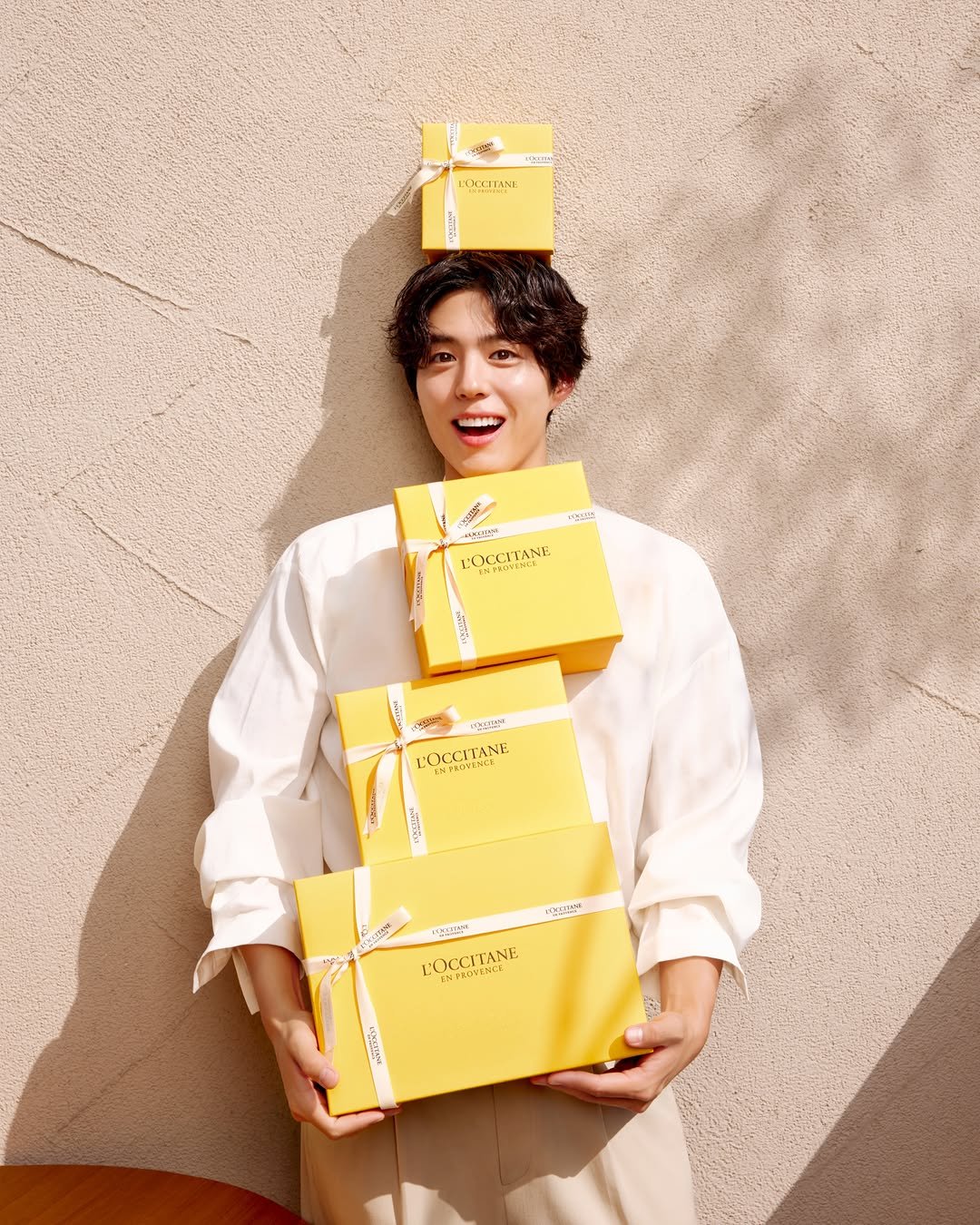harpersbazaarkorea 게시물 이미지: #광고 싱그럽고 사랑스러운 이 계절, 박보검의 따스한 미소를 닮은 록시땅 옐로우...