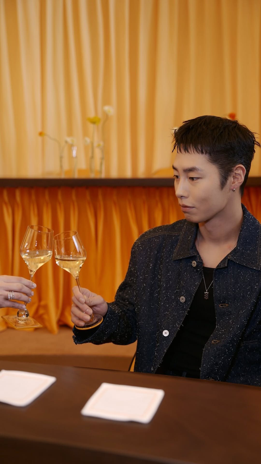 harpersbazaarkorea 게시물 이미지: #제작지원 럭셔리 샴페인 하우스 #뵈브클리코 와 시몽 포르트 #자크뮈스 가...