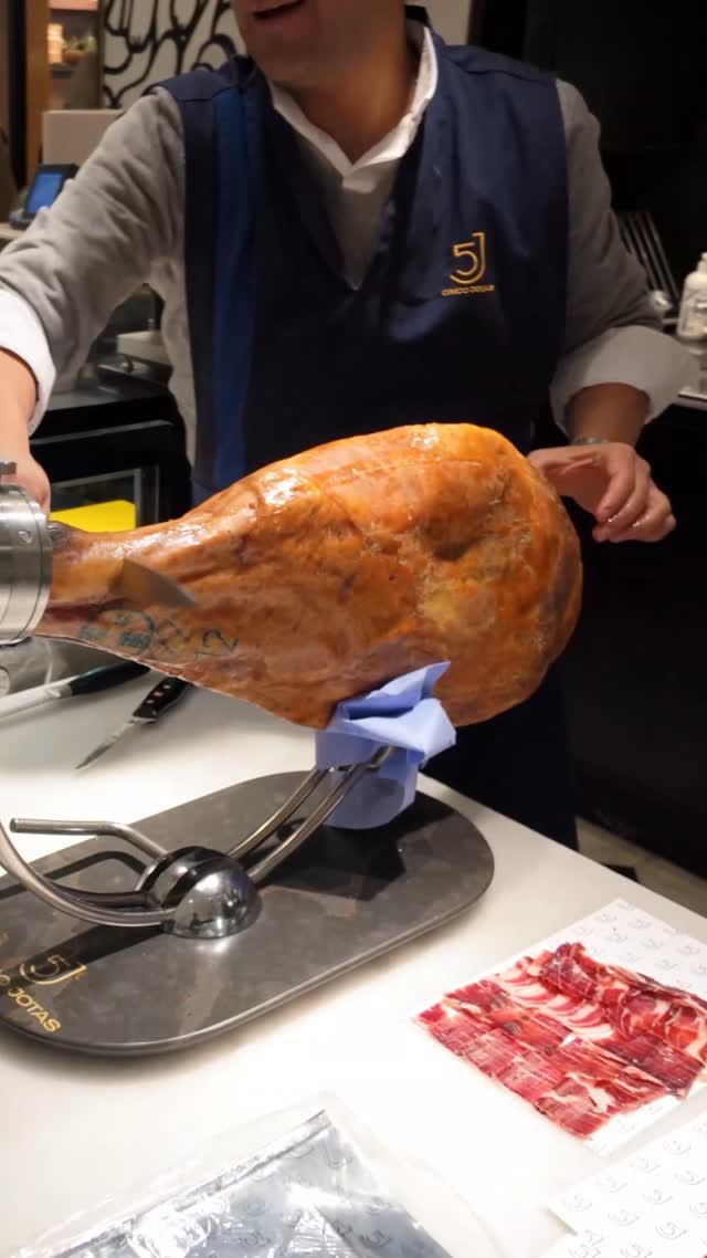 harrisonwebb97 게시물 이미지: London's Most Expensive Christmas Shop 💰