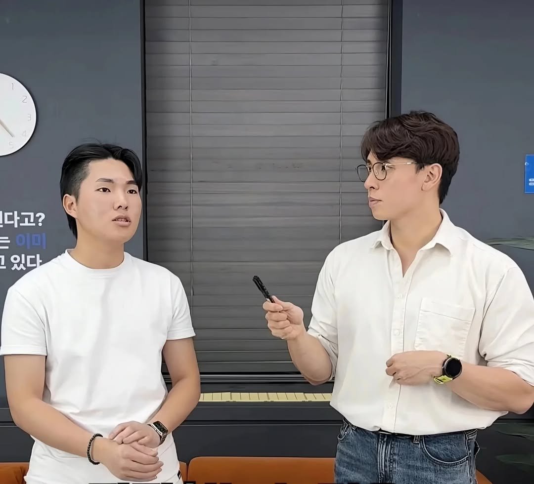 Photo shared by 승원 I 독서 • 마케팅 • 자기계발 on August 16, 2025 tagging @jachung__. May be an image of 2 people, hair, timer and text that says '다고? 이미 있다'.
