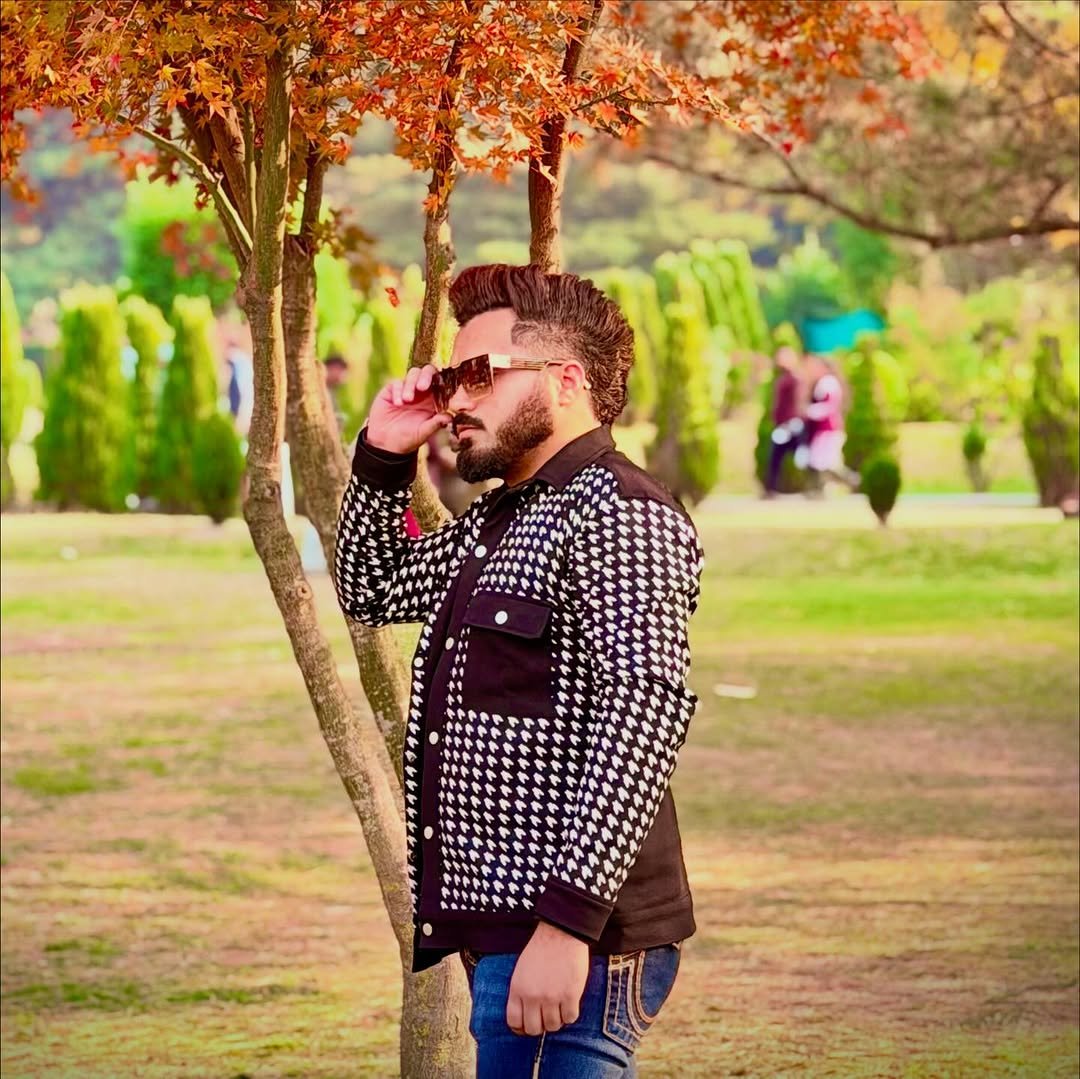 Photo by 👑𝐇𝐀𝐑𝐒𝐇𝐈𝐓 🦁 𝐁𝐇𝐀𝐓𝐈𝐀👑 on November 24, 2025. May be an image of one or more people, beard, people standing, flannel, jacket, park and text.