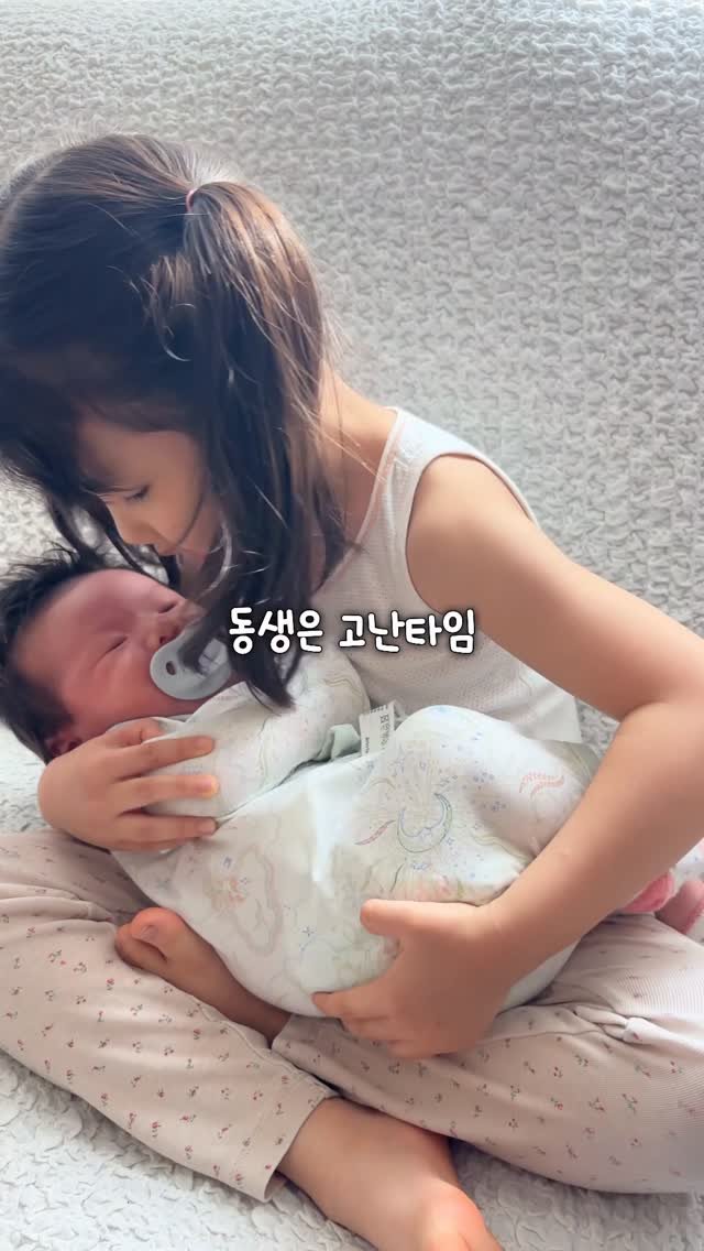 haru__salim 게시물 이미지: 어제 처음으로 애 둘 육아를 혼자 해봤거든요😰

첫째가 서운할까 봐 둘째는 울어도...