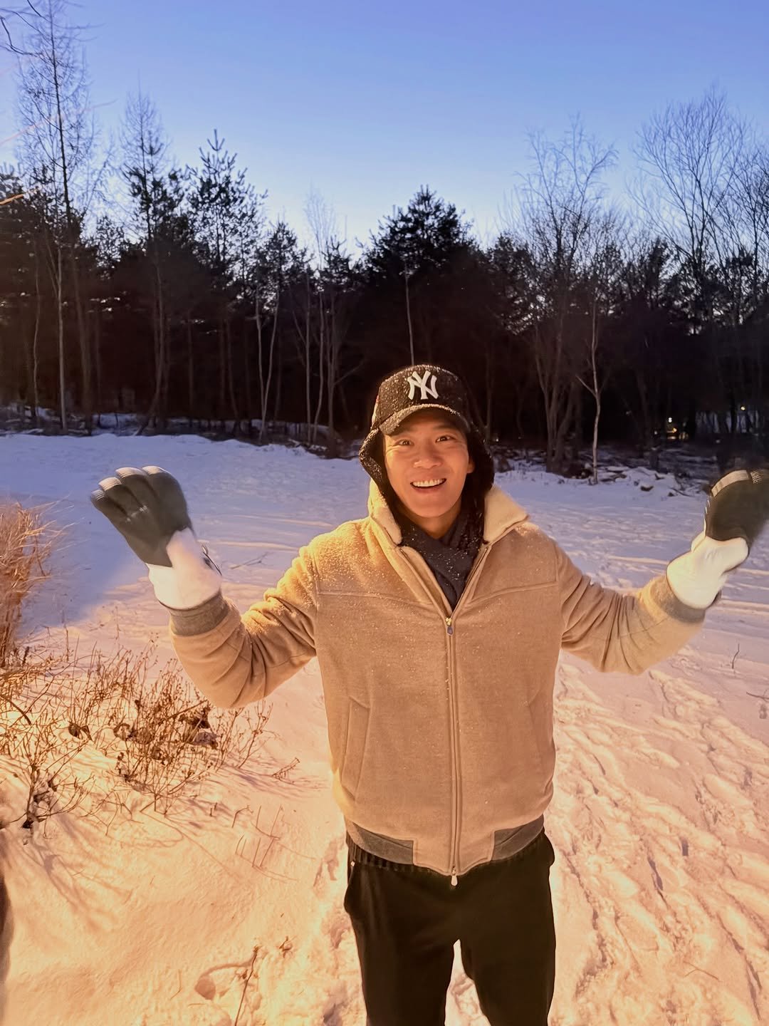 Photo by 하석진 Ha Seokjin on January 25, 2026. May be an image of snowball, snowsuit, shovel, parka, ski slope, arctic, snow and text.