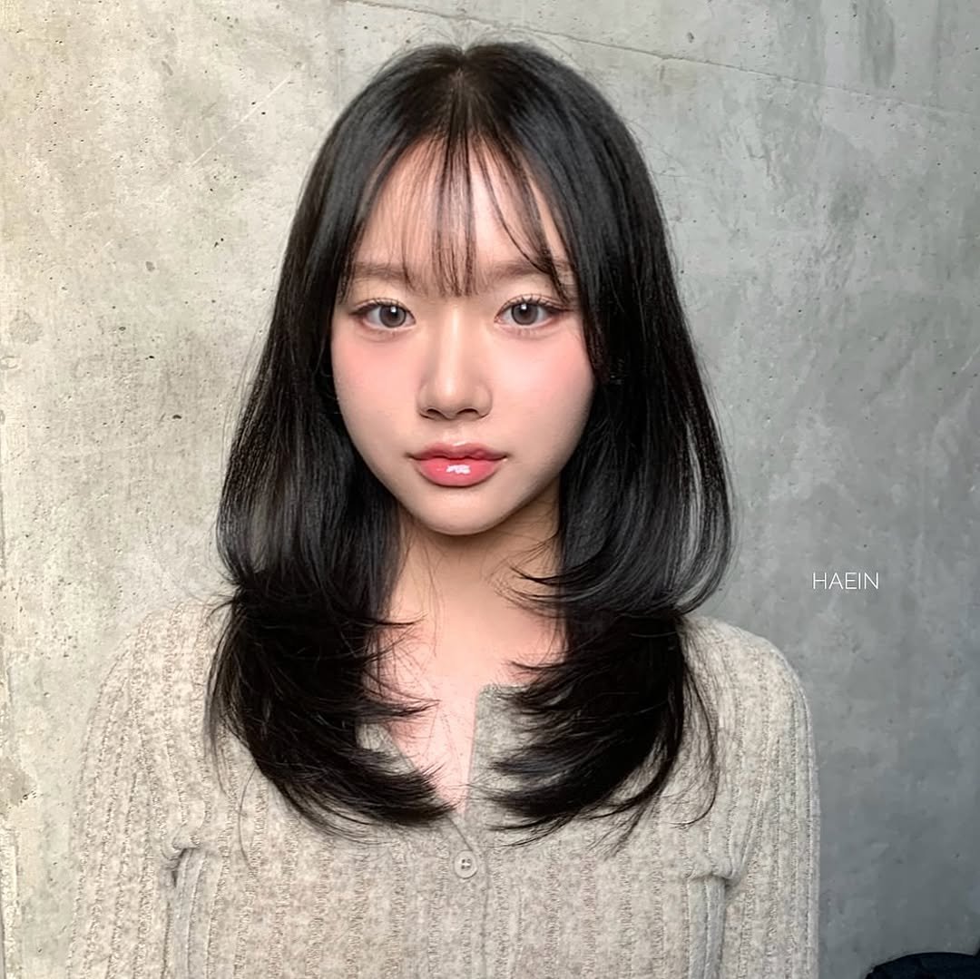 Photo shared by 하움미용실 해인 | 헤어컨설팅 레이어드컷펌 on November 21, 2025 tagging @haum_haeni. May be an image of one or more people, bangs and braids.