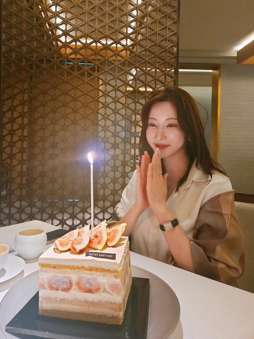 Photo by 윤나라 쇼호스트💖 on September 28, 2025. May be an image of 1 person, hair, candle and text.