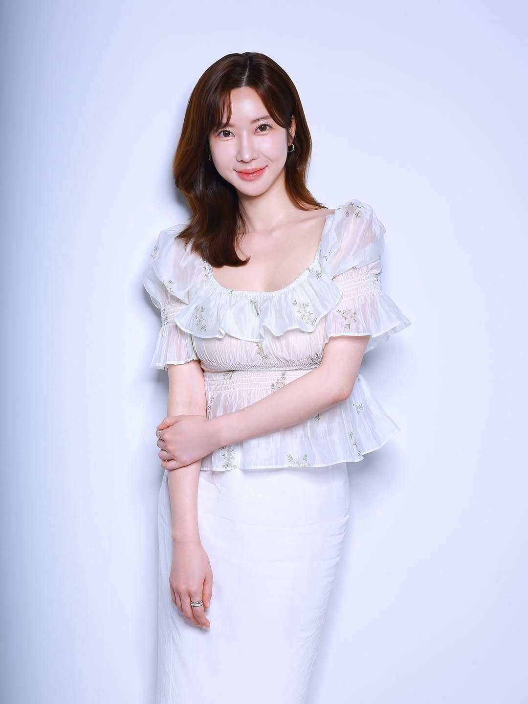 Photo shared by 윤나라 쇼호스트💖 on August 14, 2025 tagging @evans_studio. May be an image of 1 person, hair, overskirt, top, dress and text.