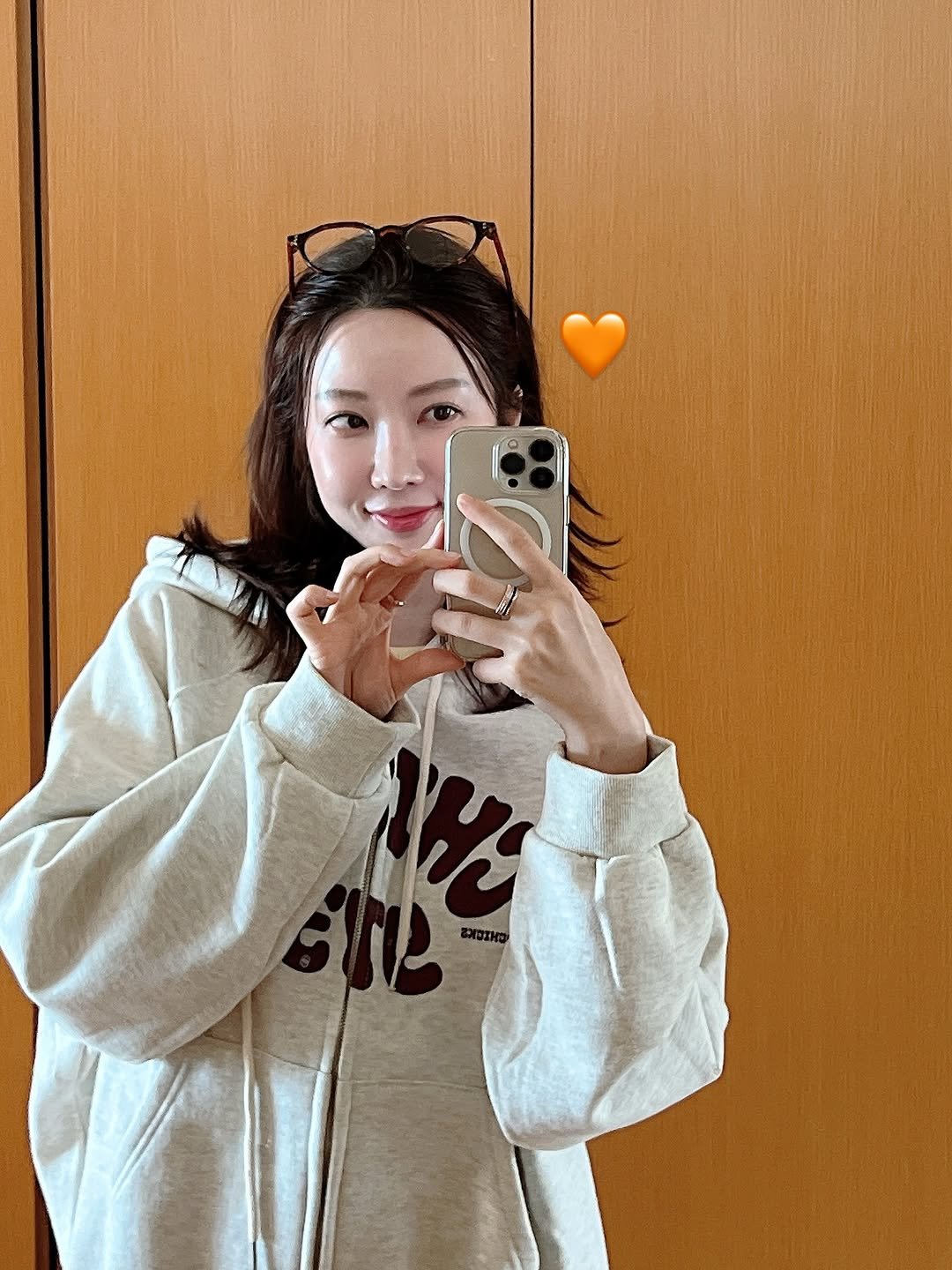 Photo by 윤나라 쇼호스트💖 on October 15, 2025. May be a selfie of one or more people, hair, duffle coat, parka, sweatshirt, mirror, top and text.