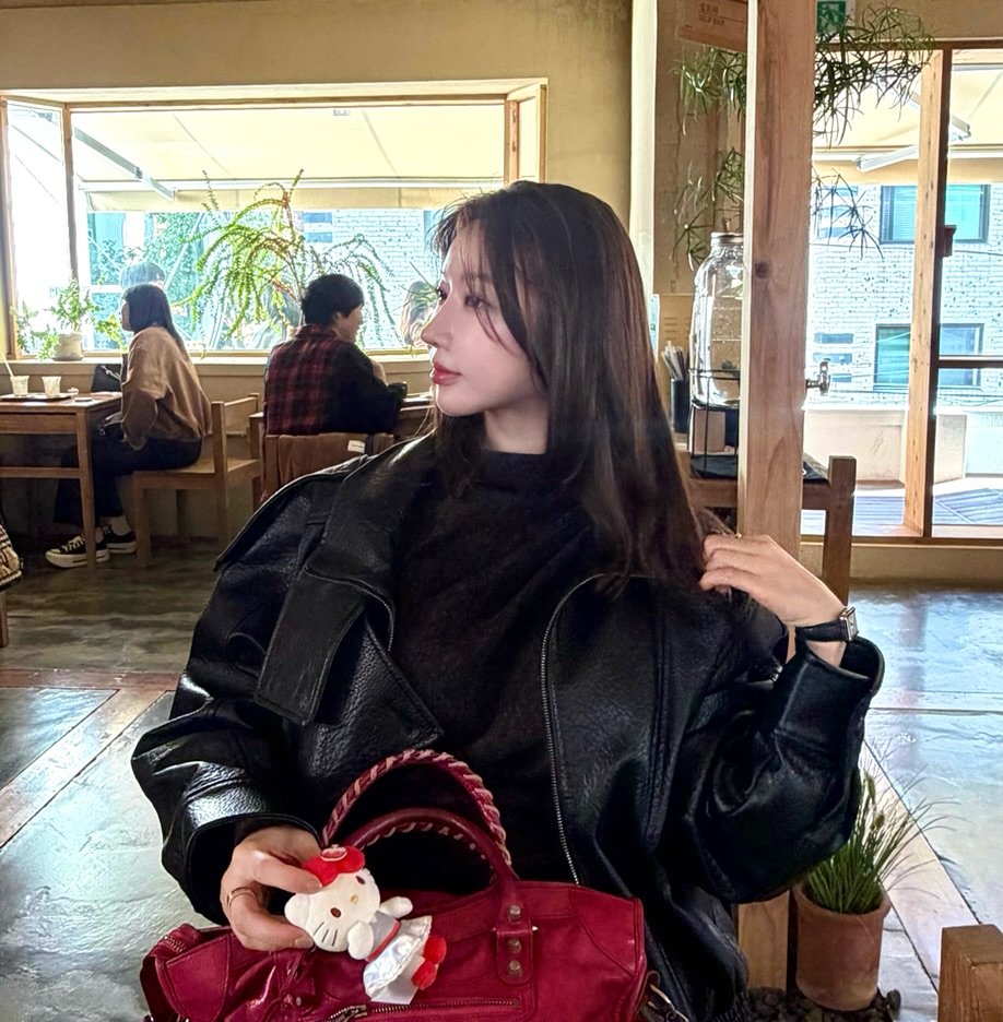 Photo by 윤나라 쇼호스트💖 in 송리단길 SongniDan-gil. May be an image of duffle coat, leather, sling, turtleneck, purse, jacket, parka and text.