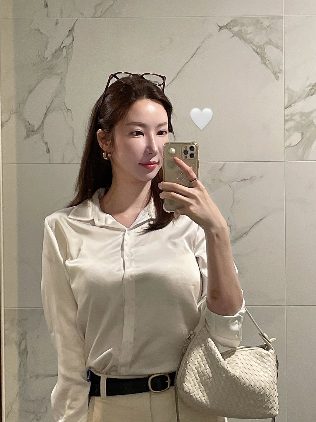 Photo by 윤나라 쇼호스트💖 on October 21, 2025. May be an image of top, mirror and text.