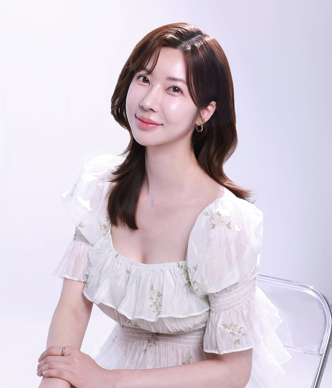 Photo by 윤나라 쇼호스트💖 in 에반스스튜디오photostudio with @evans_studio. May be an image of 1 person, braids, makeup, dress and text.