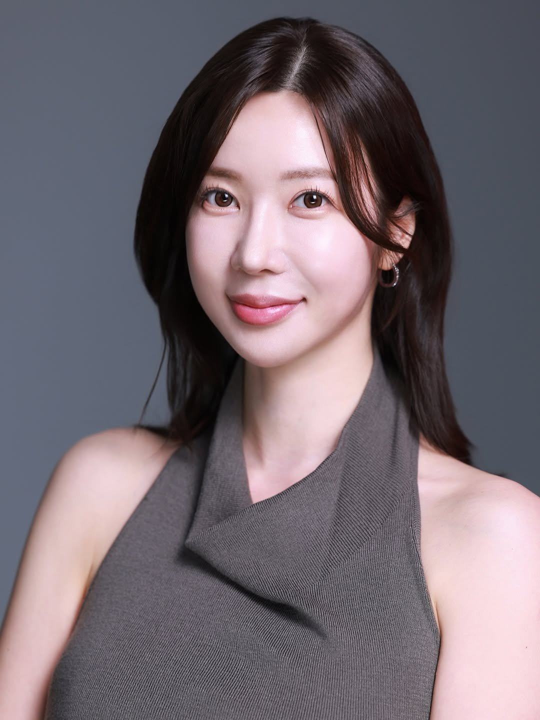 Photo by 윤나라 쇼호스트💖 on December 22, 2025. May be an image of one or more people, makeup, hair and text.