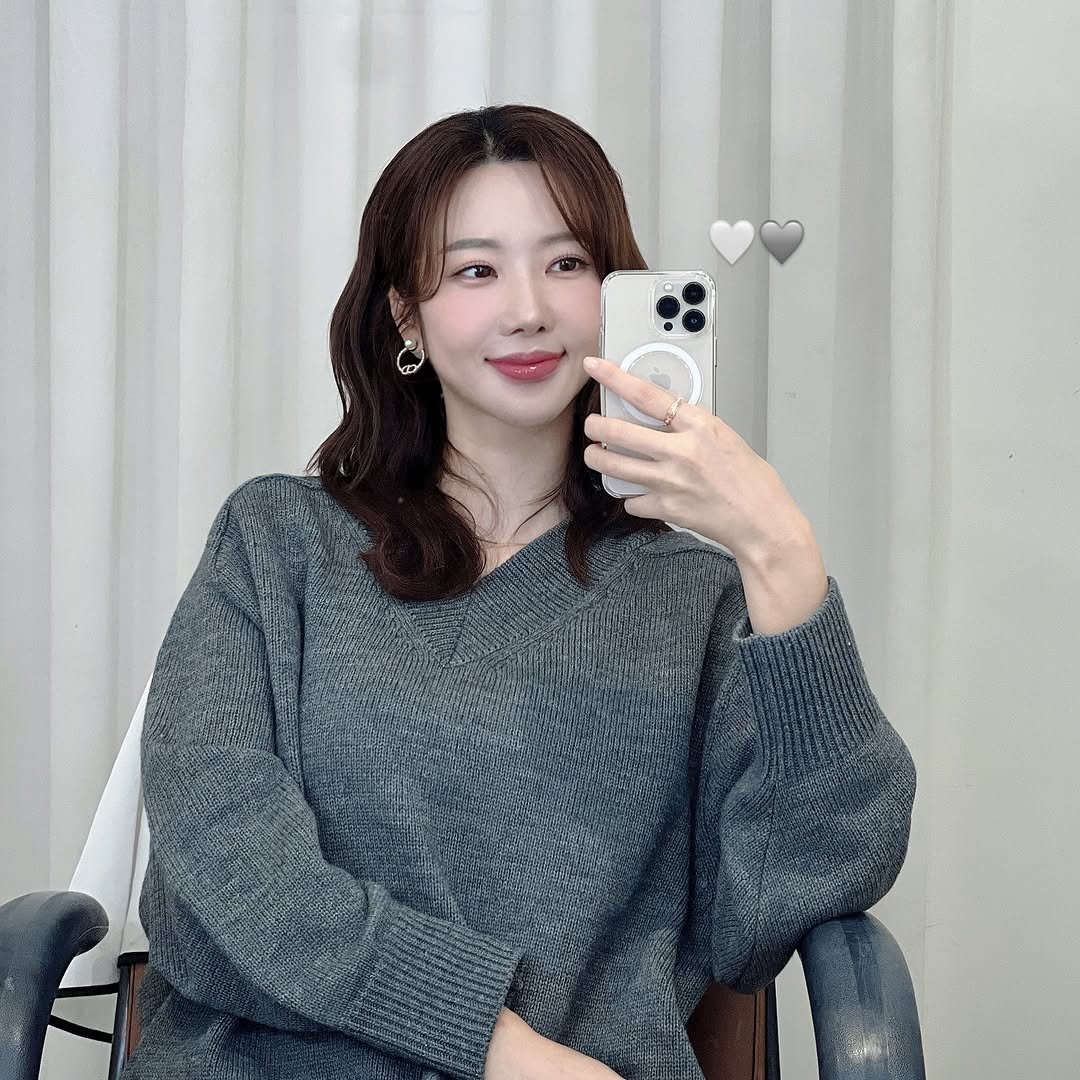 Photo by 윤나라 쇼호스트💖 on December 09, 2025. May be a selfie of one or more people, hair, sweater, top, turtleneck, sweatshirt and text.