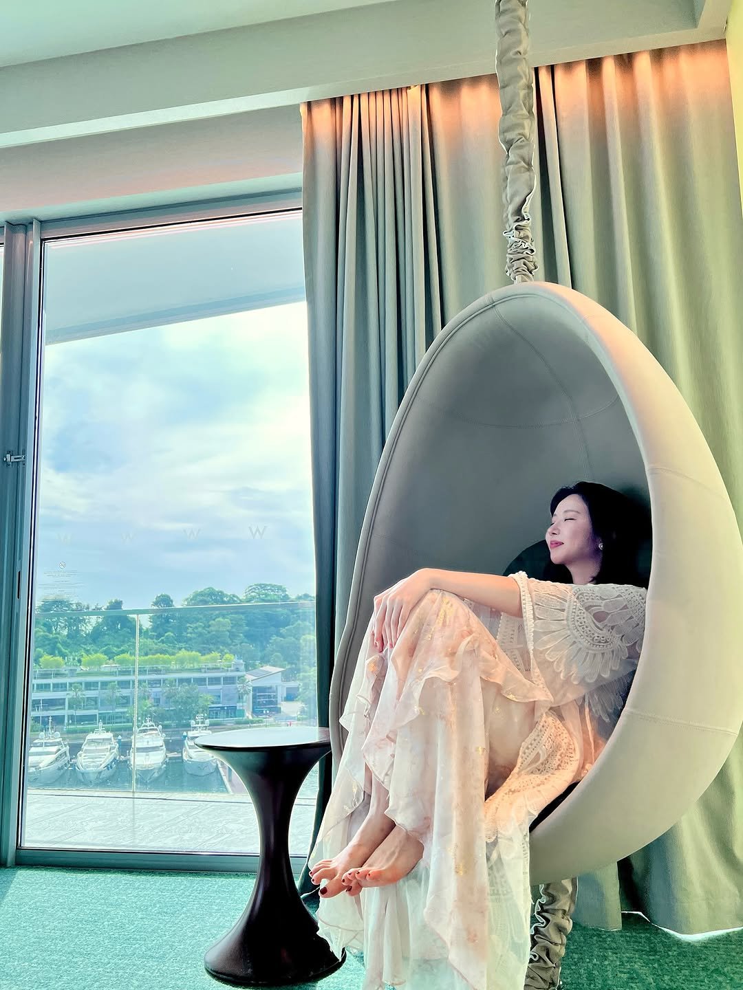 Photo by 윤나라 쇼호스트💖 on October 28, 2025. May be an image of deck chair, rocking chair, chaise lounge and text.