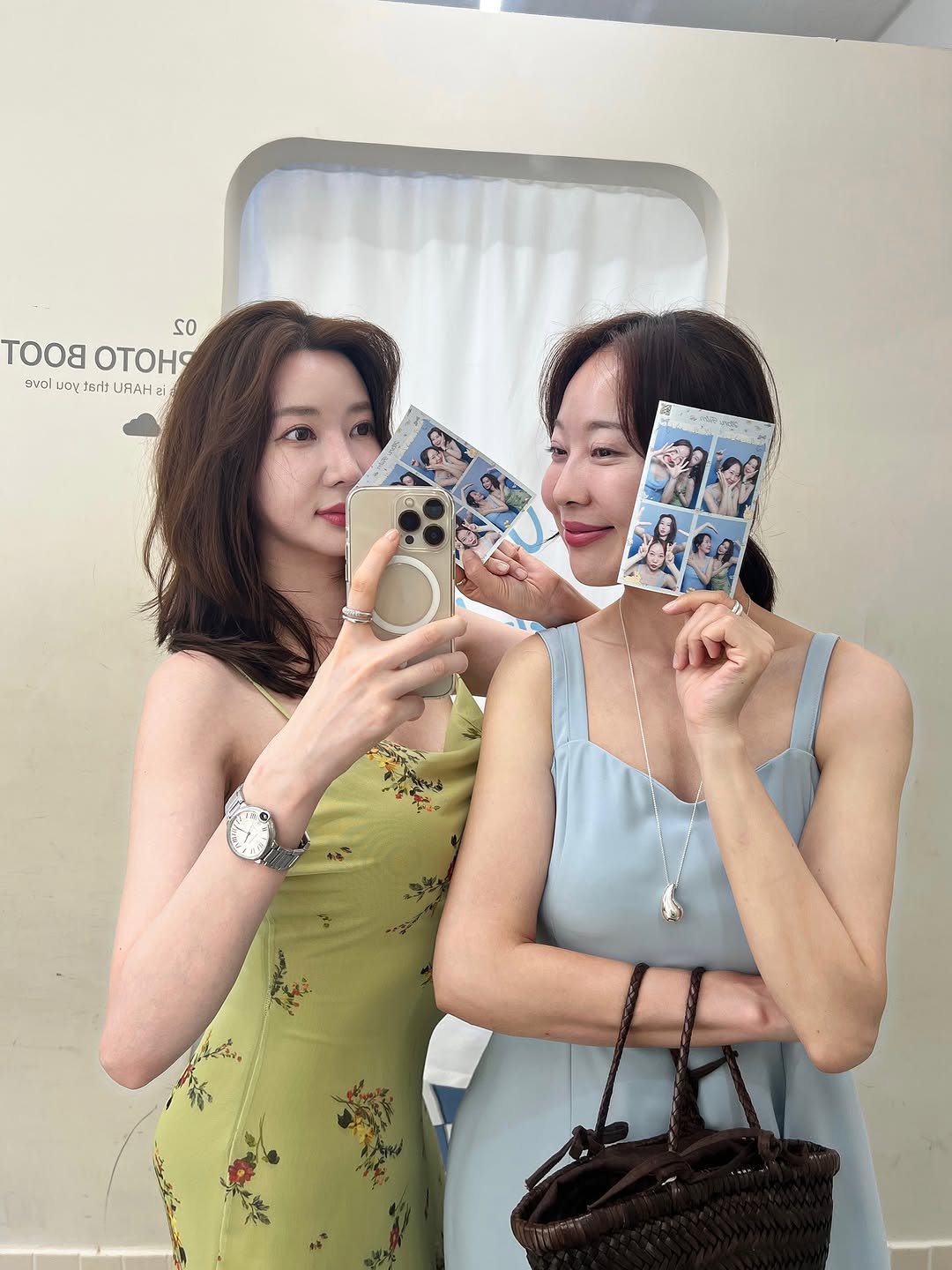 Photo by 윤나라 쇼호스트💖 on August 06, 2025. May be a selfie of 2 people, hair, mirror, sundress, sling, cornflower and text that says 'so ТОб тоООтОнЯ 9vol Я отоня dor UAAH 2i'.