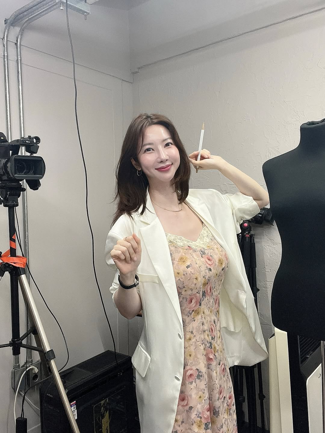 Photo by 윤나라 쇼호스트💖 on June 26, 2025. May be an image of 1 person, piano, clarinet, flute, clothes hanger, camera, blazer and text.