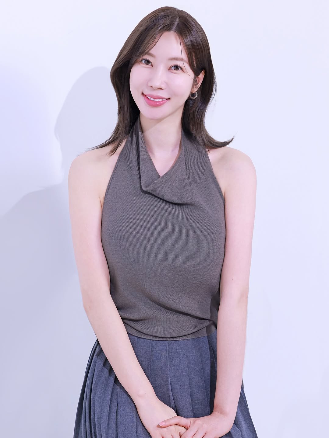 Photo shared by 윤나라 쇼호스트💖 on December 22, 2025 tagging @evans_studio. May be an image of one or more people, hair, top and text.